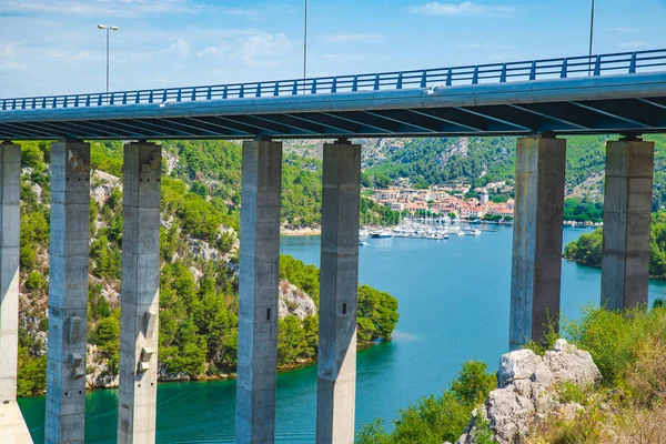 Dálniční most přes řeku s modrou vodou. letní čas — Stock fotografie