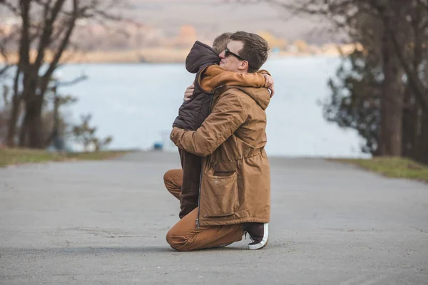 Padre abrazando pequeño hijo al aire libre —  Fotos de Stock