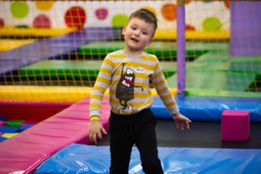 küçük çocuk anaokulu odasında oynuyor