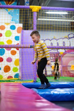 küçük çocuk anaokulu odasında oynuyor