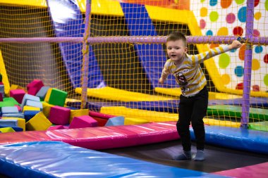 küçük çocuk anaokulu odasında oynuyor