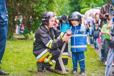 Lviv, Ukrayna - Temmuz 17,2018: park ile yürüyüş çocukları olan aileler. profesyonel çocuklar gün