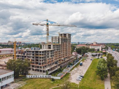 Lviv, Ukrayna - 25 Haziran 2018: şantiyeli caddenin en üst görünümü. Apartments