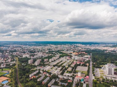 bulutlu hava ile şehrin havadan görünümü