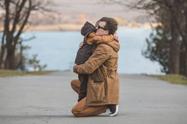 Padre abrazando pequeño hijo al aire libre — Foto de Stock