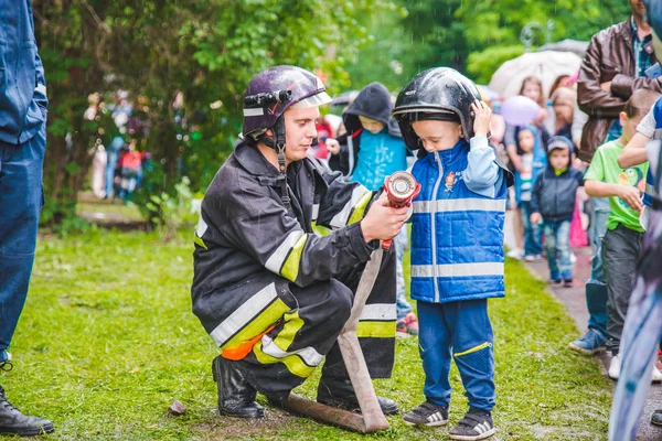 Lviv, Ukrayna - Temmuz 17,2018: park ile yürüyüş çocukları olan aileler. profesyonel çocuklar gün