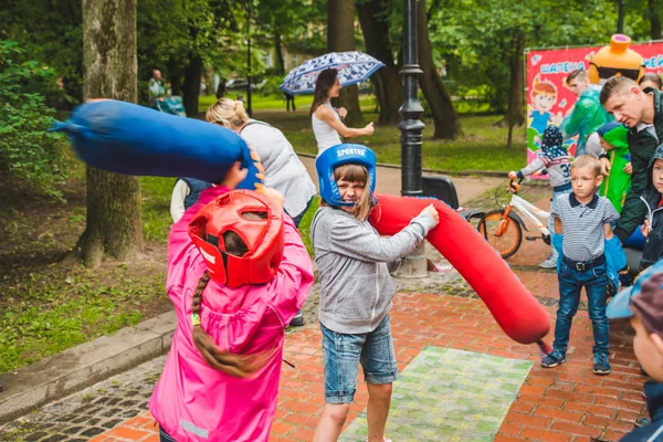 LVIV, UCRAINA - 17 luglio 2018: famiglie con bambini che passeggiano al parco. giornata professionale per bambini — Foto Stock