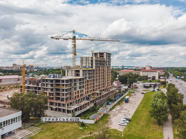 Lviv, Ukrayna - 25 Haziran 2018: şantiyeli caddenin en üst görünümü. Apartments
