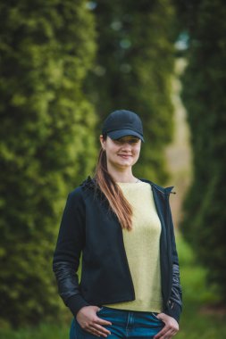 kap genç güzel gülümseyen kadın portresi