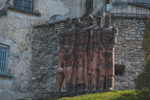Estatua frente al castillo de Olesko. historia turismo concepto — Foto de Stock