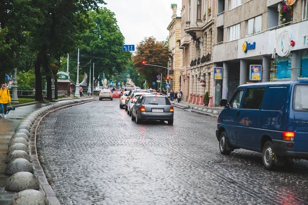 LVIV, UCRÂNIA - 14 de junho de 2018: tráfego de automóveis na antiga cidade europeia tempo chuvoso — Fotografia de Stock