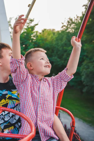 Pai com filho pequeno montando na roda gigante — Fotografia de Stock