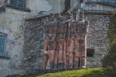 Olesko Kalesi önünde heykel. tarih turizmi kavramı