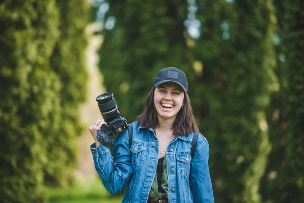 Pretty woman photographer holding professional camera — Stock Photo, Image