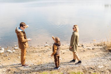 baba küçük oğlu eğitim suya taş atmak