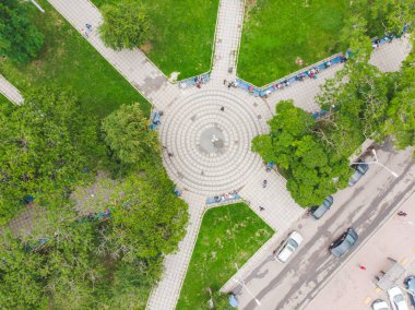 banklar ile şehir parkı meydanının havai görünümü