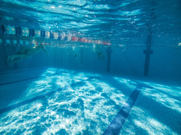 Vista subaquática da piscina com linhas — Fotografia de Stock