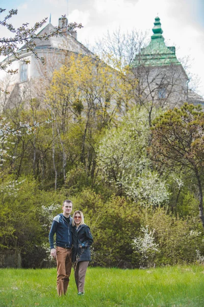 古い城の前でポーズをとるカップル — ストック写真