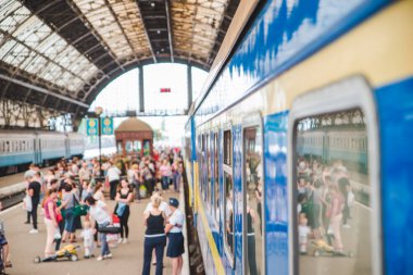 Lviv, Ukrayna - 11 Haziran 2018: tren ve kalabalık tren istasyonu