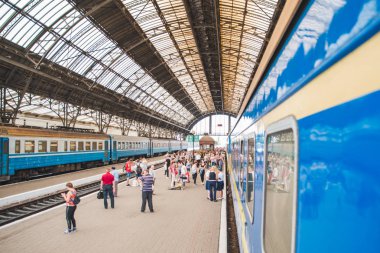 Lviv, Ukrayna - 11 Haziran 2018: tren ve kalabalık tren istasyonu