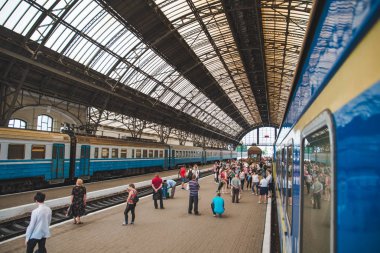 Lviv, Ukrayna - 11 Haziran 2018: tren ve kalabalık tren istasyonu