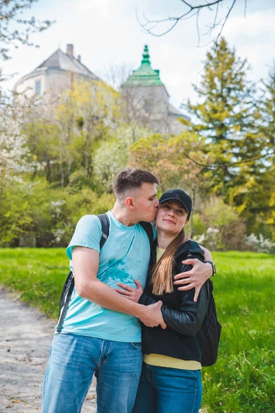 Couple touristes marchant par cour du château — Photo