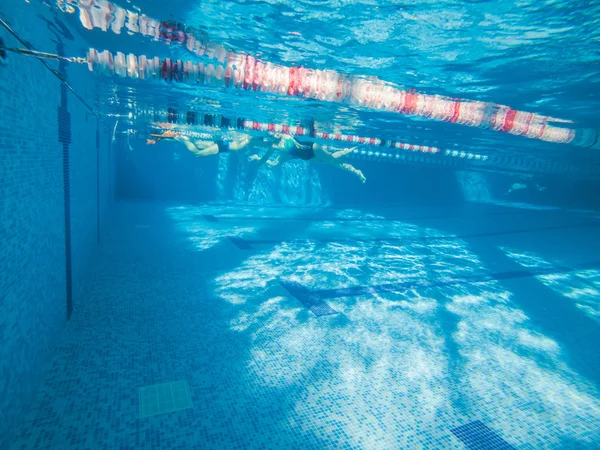 Vista submarina de la piscina con líneas —  Fotos de Stock