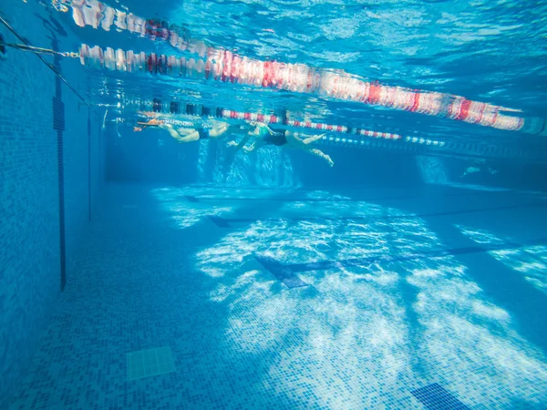 Vista subaquática da piscina com linhas — Fotografia de Stock