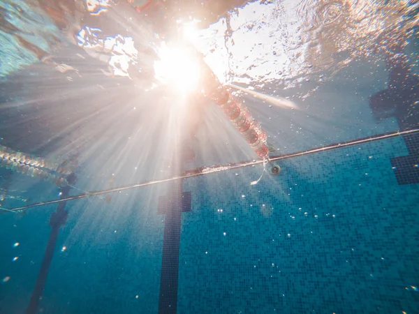 Onderwater zicht van zwembad met lijnen — Stockfoto