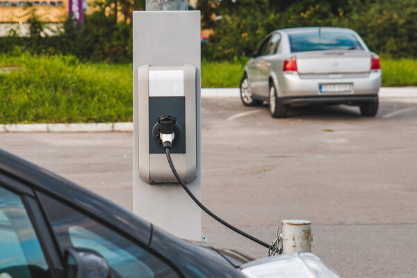 электрический автомобиль зарядки в торговом центре парковка ария
