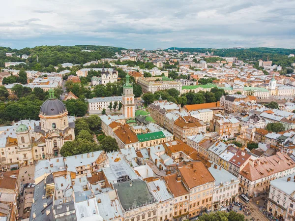 Vista aérea velha cidade europeia com telhados vermelhos — Fotografia de Stock