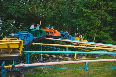 Lviv, Ukrayna - 1 Eylül 2018: Şehir parkında cazibe alanına binen ler. Eğleniyor