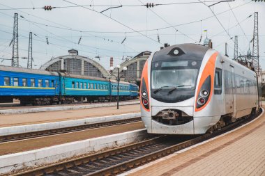 tren istasyonunda tren. Platform