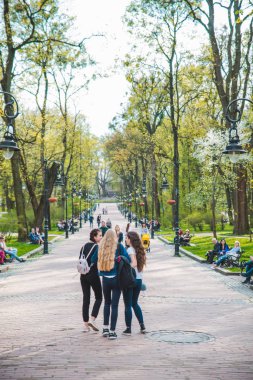 Lviv, Ukrayna - 13 Nisan 2018: şehir parkında yürüyen bir grup kadın genç