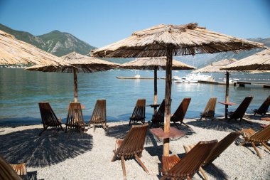 boş plaj şezlong ve şemsiye ile. Deniz Dağları ile