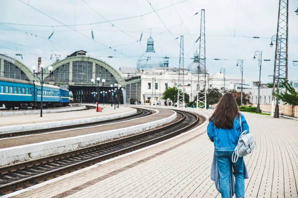 Женщина идет по железнодорожной станции. платформа — стоковое фото