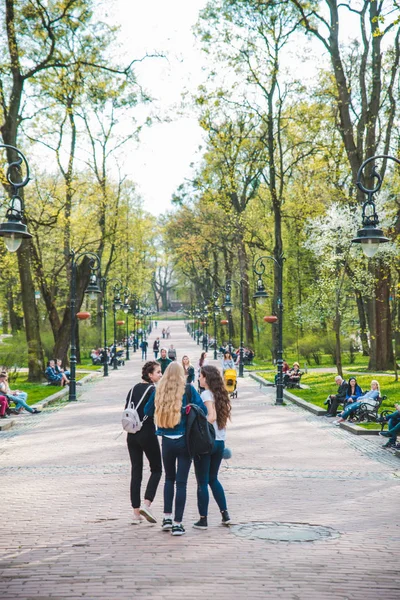 Львів, Україна-13 квітня 2018: Група жінок-підлітків, що йдуть міським парком — стокове фото