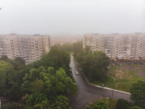 Vue aérienne de la ville par temps couvert et brumeux — Photo