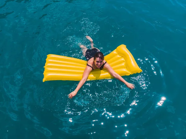 Junge Frau schwimmt im blauen azurblauen Wasser — Stockfoto