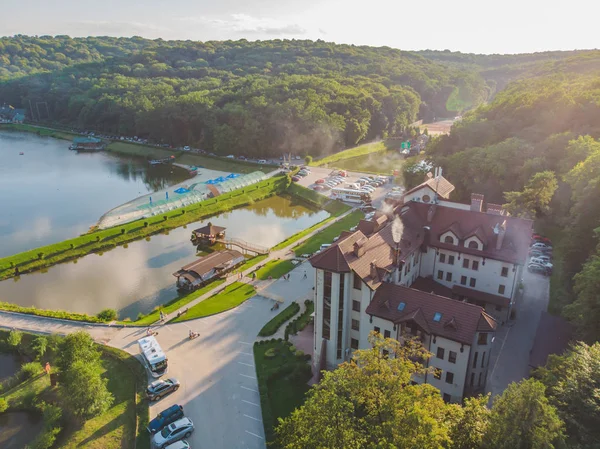 Bovenaanzicht van het Resort in de buurt van Lake Forest rond. — Stockfoto