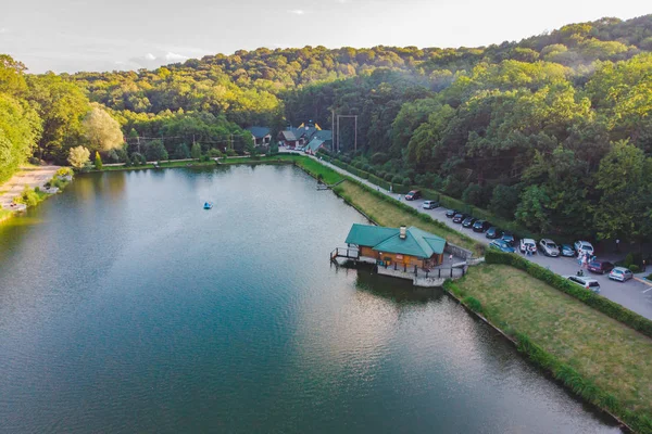 Blick auf das schöne Haus am See. Erholungspark in Waldnähe — Stockfoto