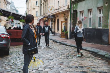 Lviv, Ukrayna - 14 Haziran 2018: Şehrin eski Avrupa caddesinde yürüyen insanlar