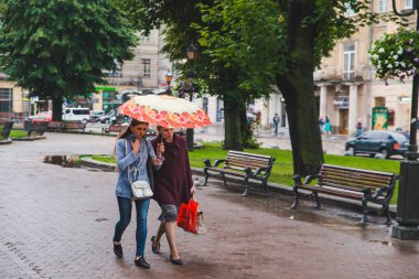 Lviv, Ukrayna - 14 Haziran 2018: İnsanlar şemsiye ile kare yürüyüş