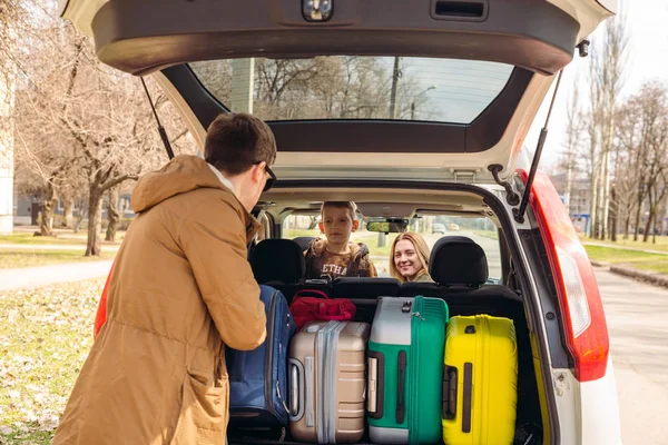 Young family ready for car travel. trunk full of baggage — Stock Photo, Image