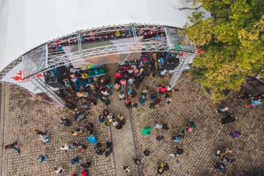 Lviv, Ukrayna - 1 Temmuz 2018: konser bölgesinde kalabalığın havai görünümü.