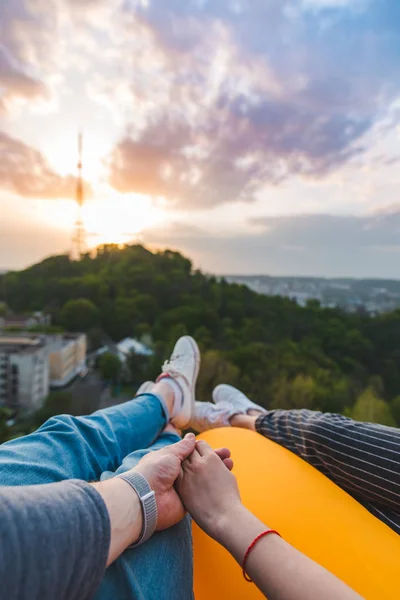 Par om och njuter av utsikten över solnedgången över staden — Stockfoto