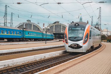 tren istasyonunda tren. Platform