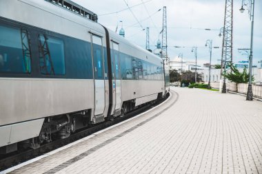tren istasyonunda tren. Platform