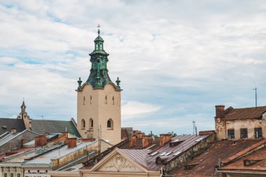 eski bina çatıları üzerinde kilise kulesi. bulutlu hava