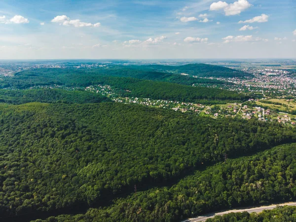 Вид з повітря на місто в центрі зеленого лісу — стокове фото